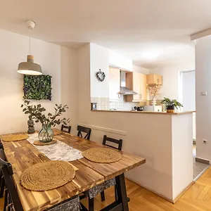 Gozsdu White Raven 305 , Budapest Ungheria